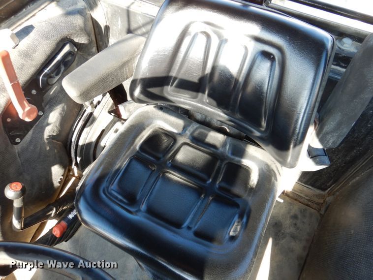 image for item DL5768 1997 New Holland 6635  tractor