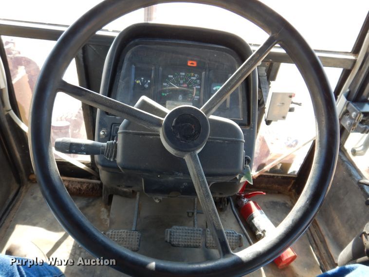 image for item DL5768 1997 New Holland 6635  tractor