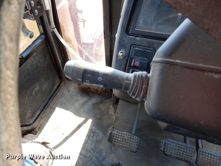 image for item DL5768 1997 New Holland 6635  tractor