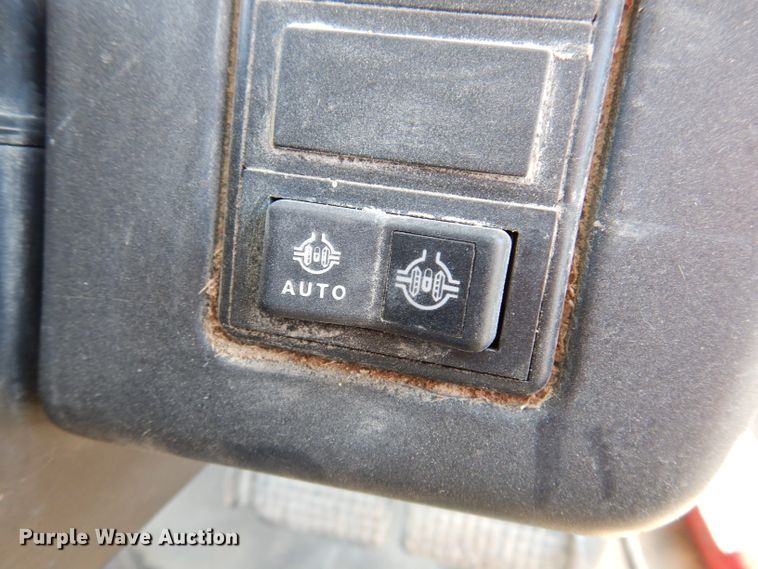 image for item DL5768 1997 New Holland 6635  tractor