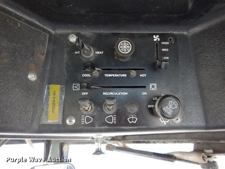 image for item DL5768 1997 New Holland 6635  tractor