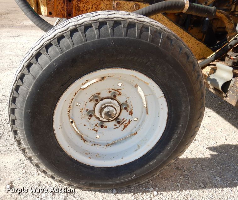 image for item DL5768 1997 New Holland 6635  tractor