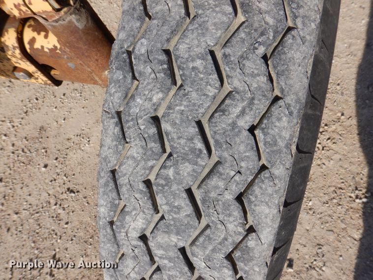 image for item DL5768 1997 New Holland 6635  tractor