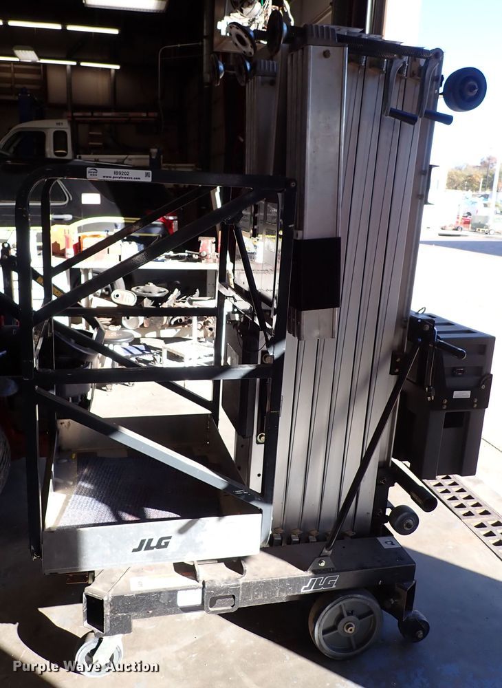 image for item IB9202 2007 JLG 30AM  vertical lift