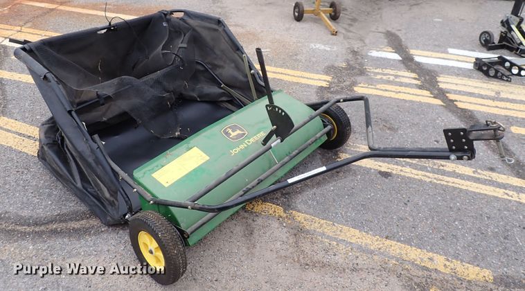 image for item IK9204 John Deere  leaf collector