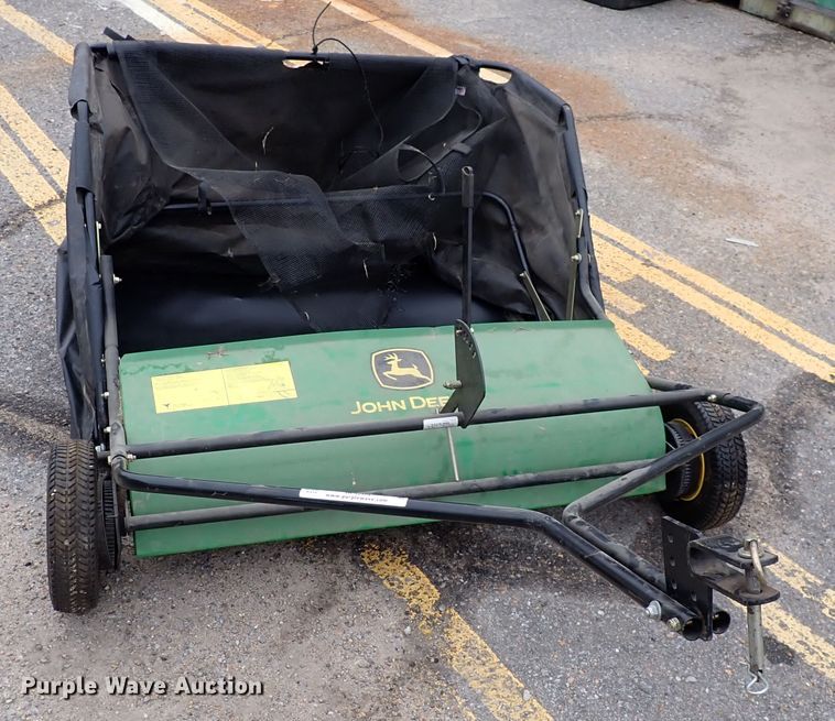 image for item IK9204 John Deere  leaf collector