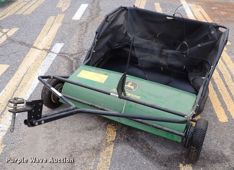 image for item IK9204 John Deere  leaf collector