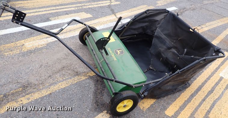 image for item IK9204 John Deere  leaf collector