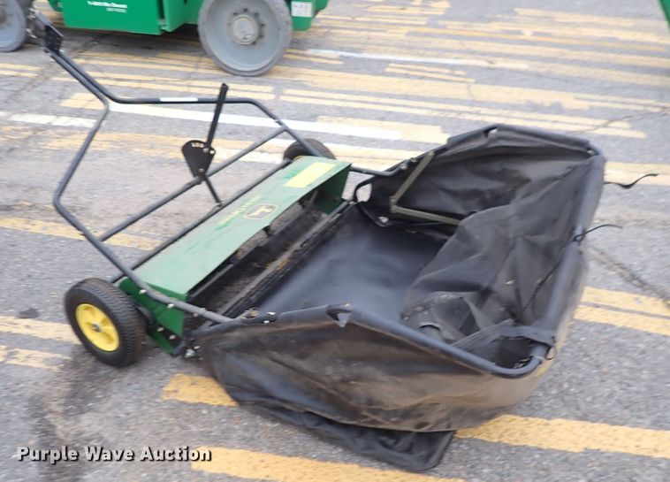 image for item IK9204 John Deere  leaf collector