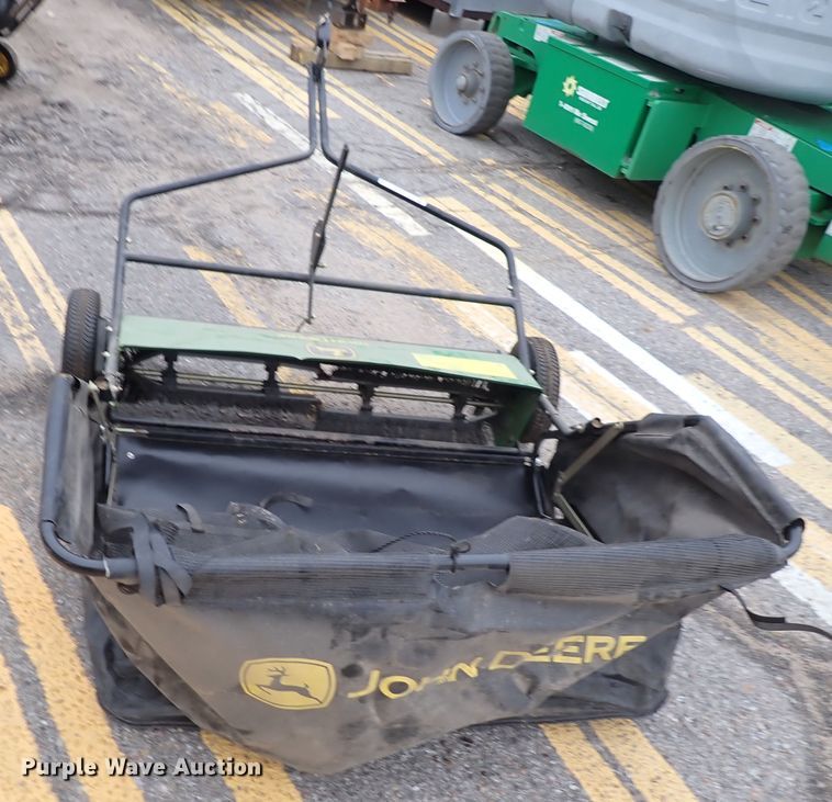 image for item IK9204 John Deere  leaf collector