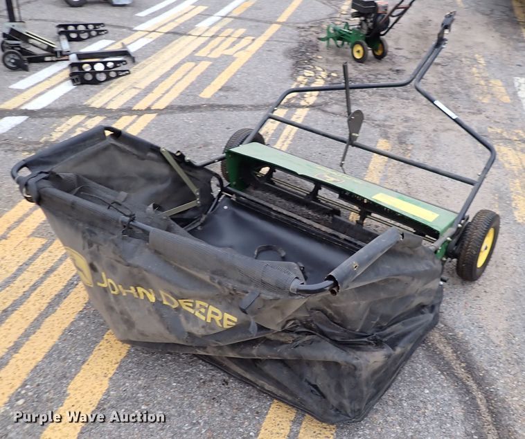 image for item IK9204 John Deere  leaf collector