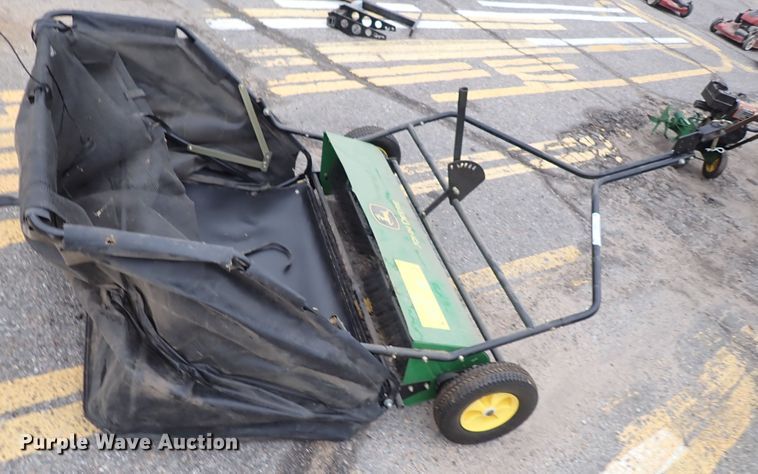 image for item IK9204 John Deere  leaf collector