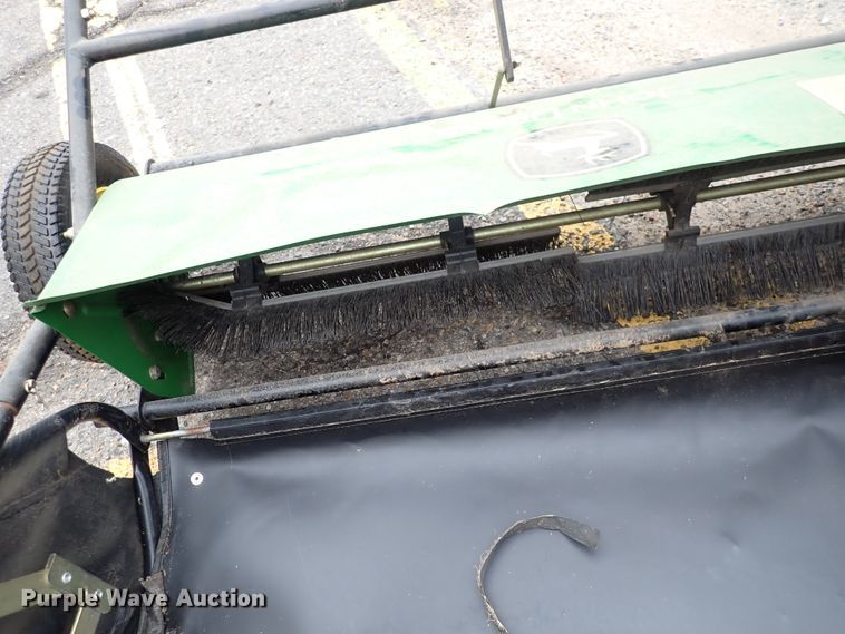 image for item IK9204 John Deere  leaf collector