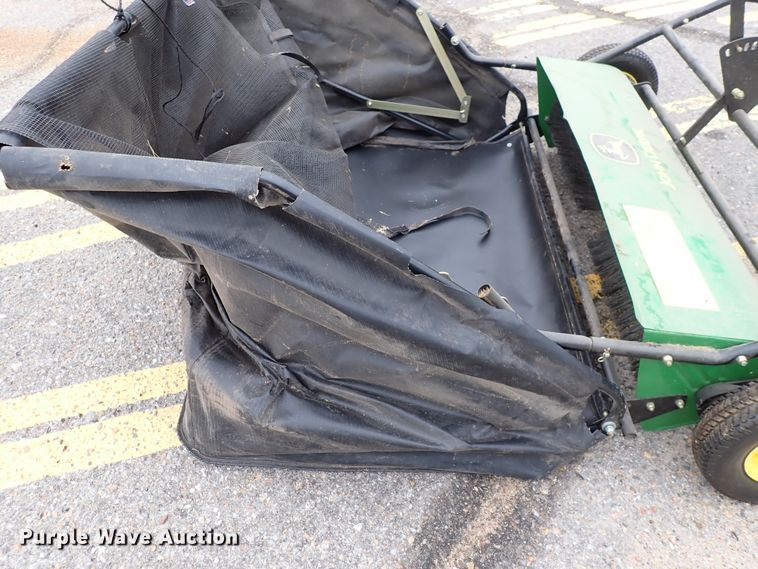 image for item IK9204 John Deere  leaf collector