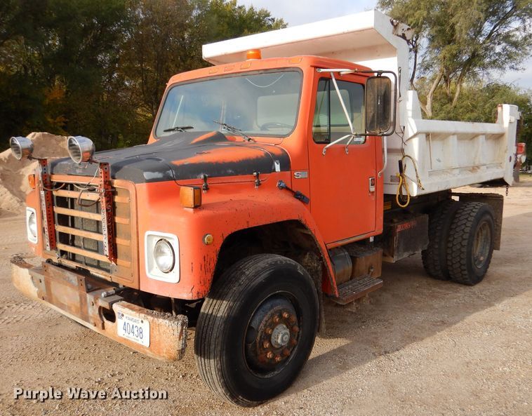 image for item IV9819 1986 International 1754  dump truck