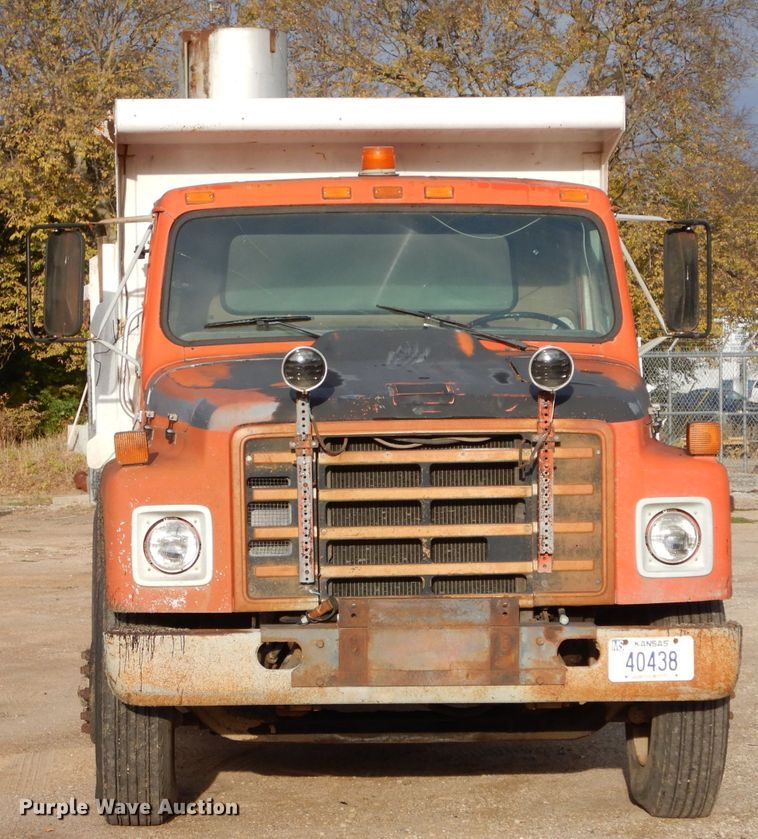 image for item IV9819 1986 International 1754  dump truck