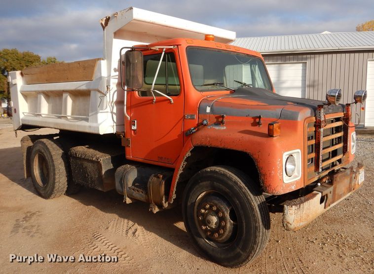 image for item IV9819 1986 International 1754  dump truck