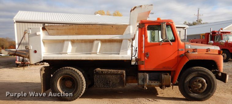 image for item IV9819 1986 International 1754  dump truck