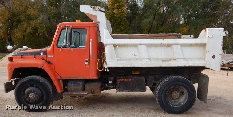 image for item IV9819 1986 International 1754  dump truck