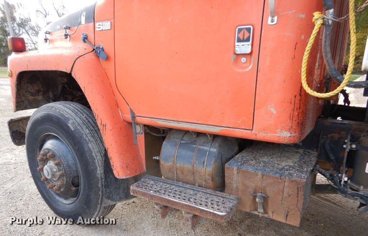 image for item IV9819 1986 International 1754  dump truck