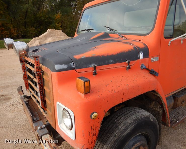 image for item IV9819 1986 International 1754  dump truck