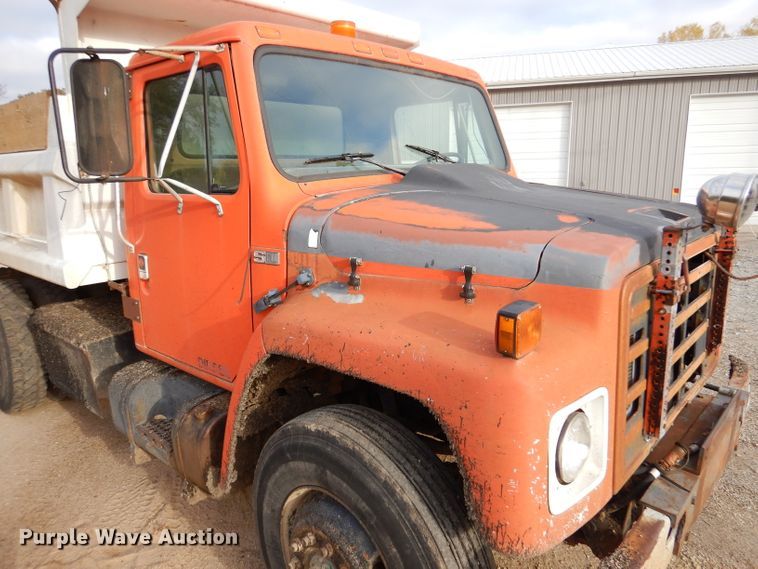 image for item IV9819 1986 International 1754  dump truck