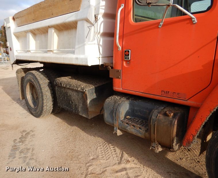 image for item IV9819 1986 International 1754  dump truck