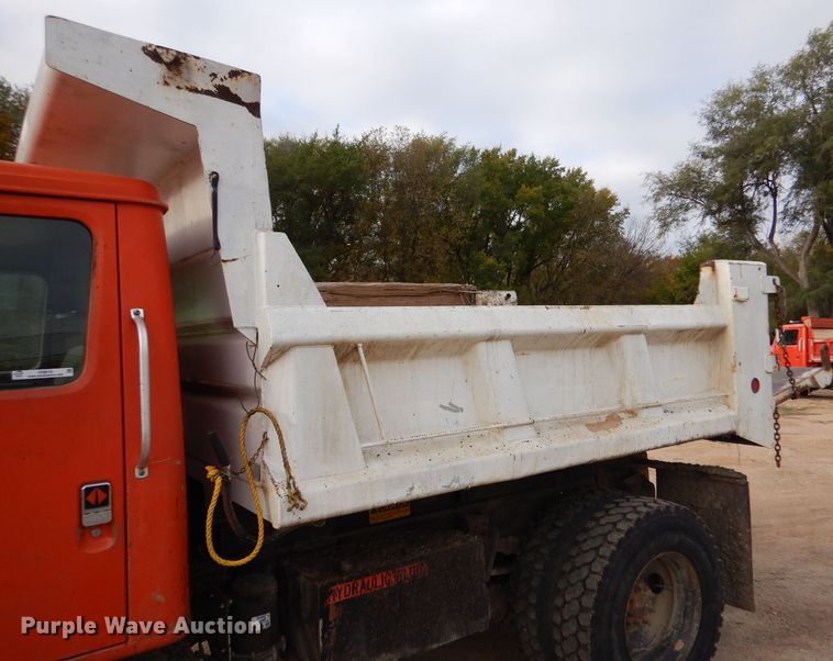 image for item IV9819 1986 International 1754  dump truck