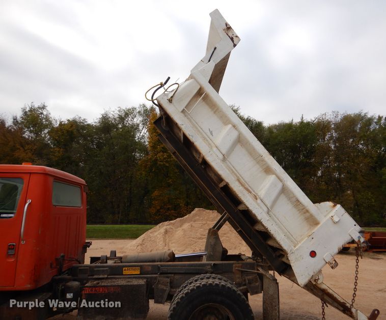 image for item IV9819 1986 International 1754  dump truck