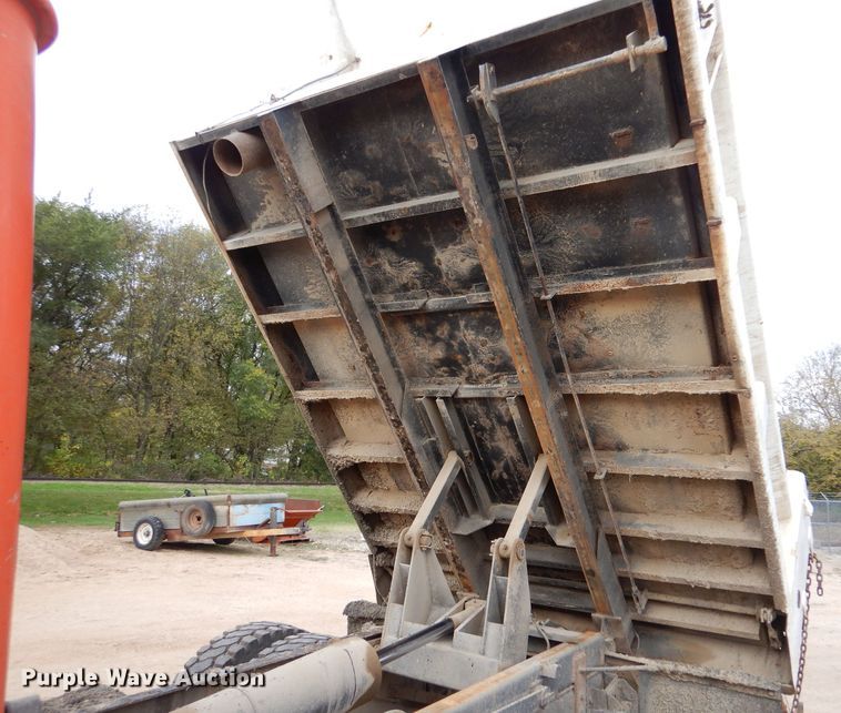 image for item IV9819 1986 International 1754  dump truck