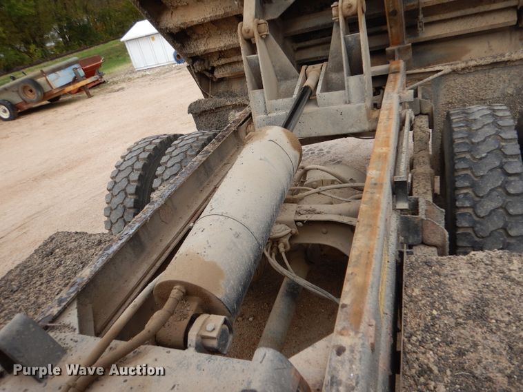 image for item IV9819 1986 International 1754  dump truck