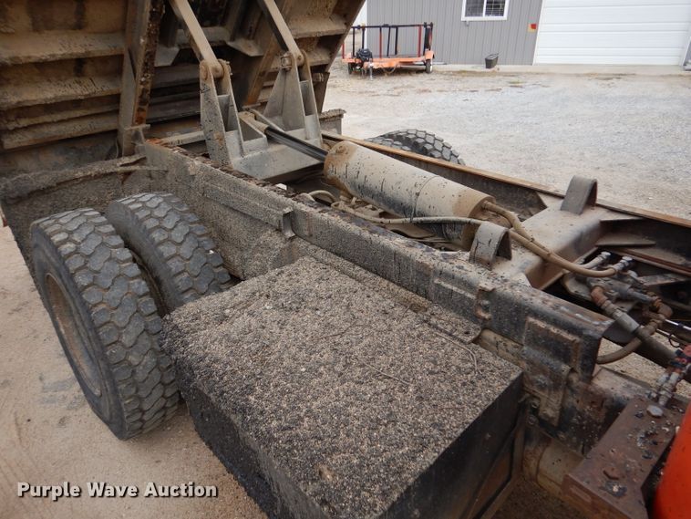 image for item IV9819 1986 International 1754  dump truck