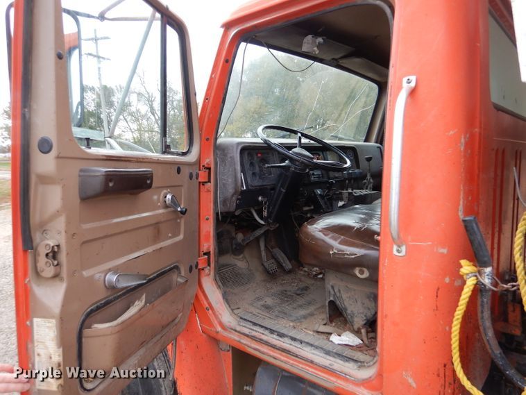 image for item IV9819 1986 International 1754  dump truck