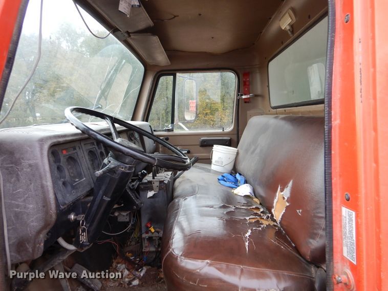 image for item IV9819 1986 International 1754  dump truck