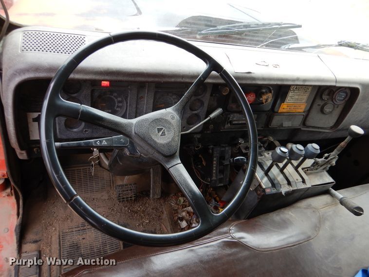 image for item IV9819 1986 International 1754  dump truck