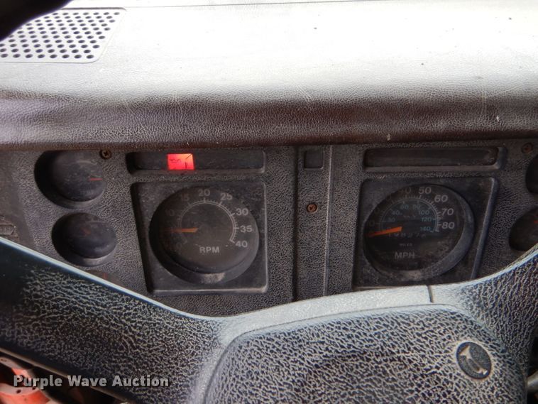 image for item IV9819 1986 International 1754  dump truck