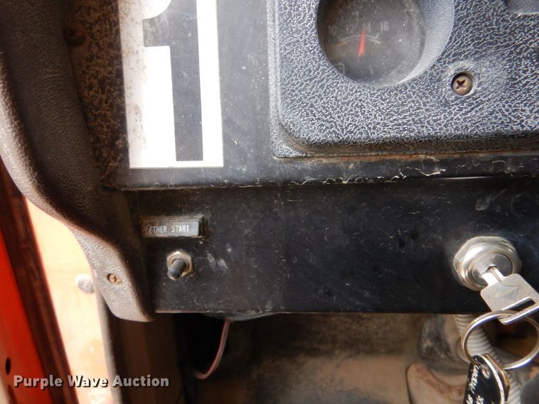 image for item IV9819 1986 International 1754  dump truck