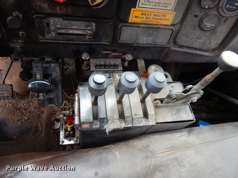 image for item IV9819 1986 International 1754  dump truck