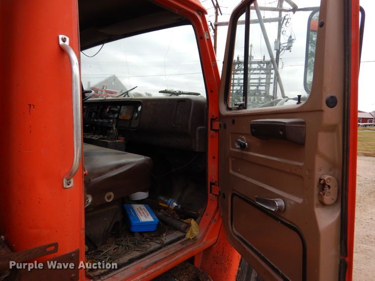 image for item IV9819 1986 International 1754  dump truck