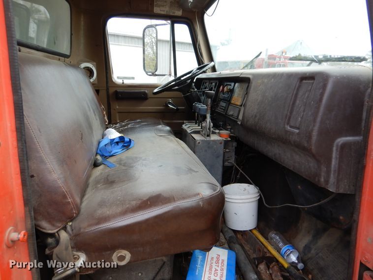 image for item IV9819 1986 International 1754  dump truck