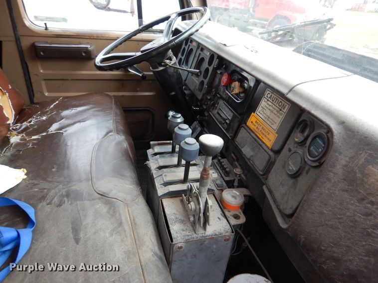 image for item IV9819 1986 International 1754  dump truck