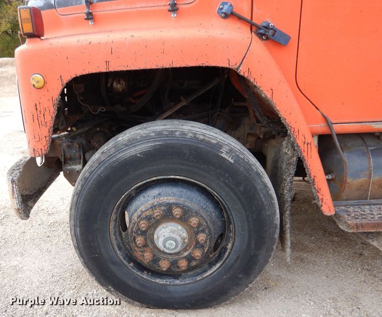 image for item IV9819 1986 International 1754  dump truck