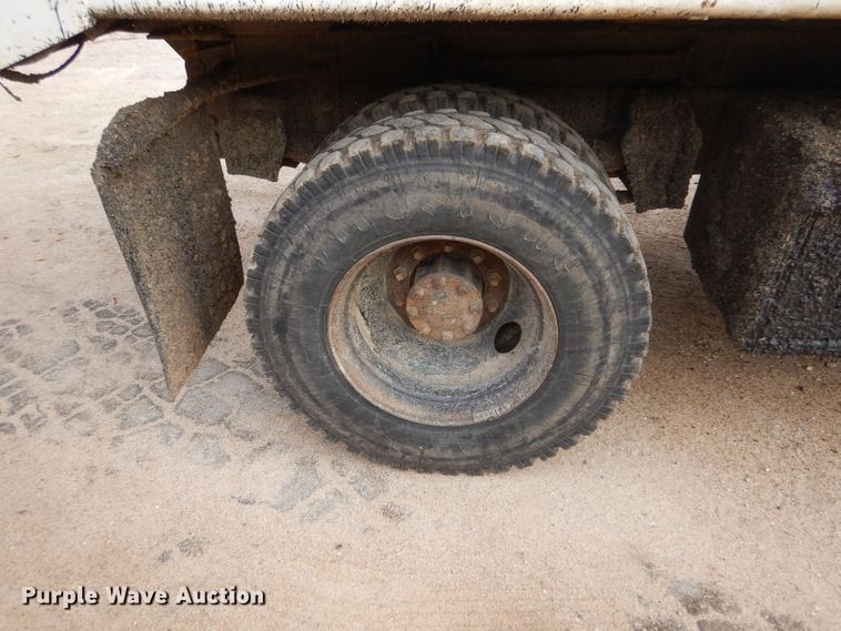 image for item IV9819 1986 International 1754  dump truck