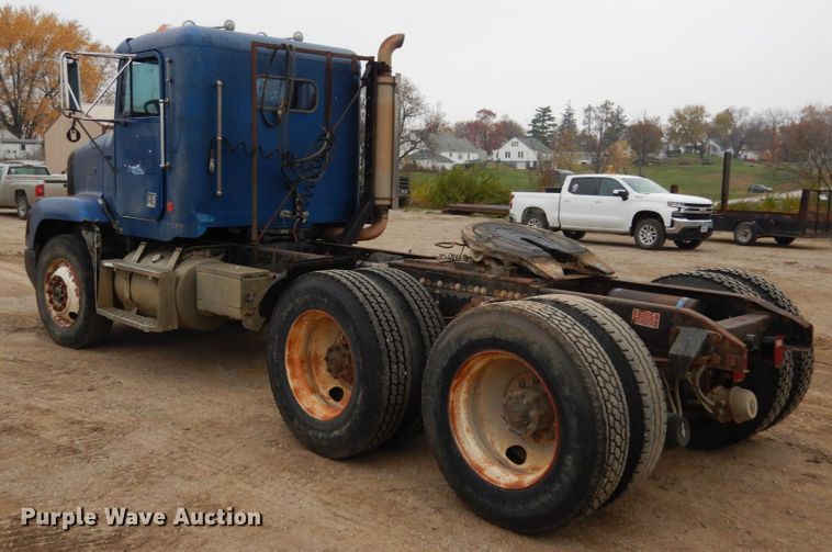 image for item JI9351 1989 Freightliner FLD 120  semi truck