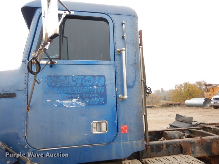 image for item JI9351 1989 Freightliner FLD 120  semi truck