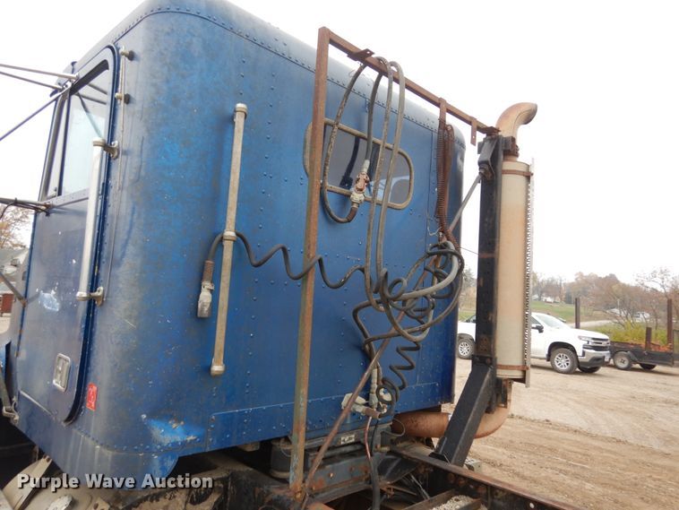 image for item JI9351 1989 Freightliner FLD 120  semi truck