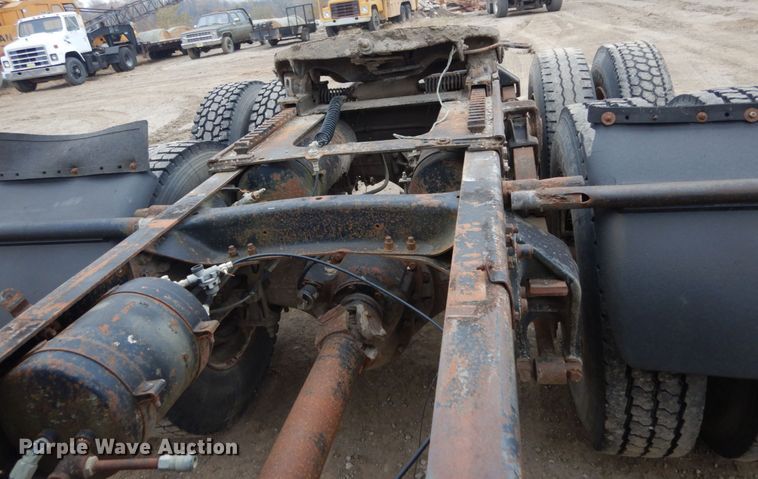 image for item JI9351 1989 Freightliner FLD 120  semi truck