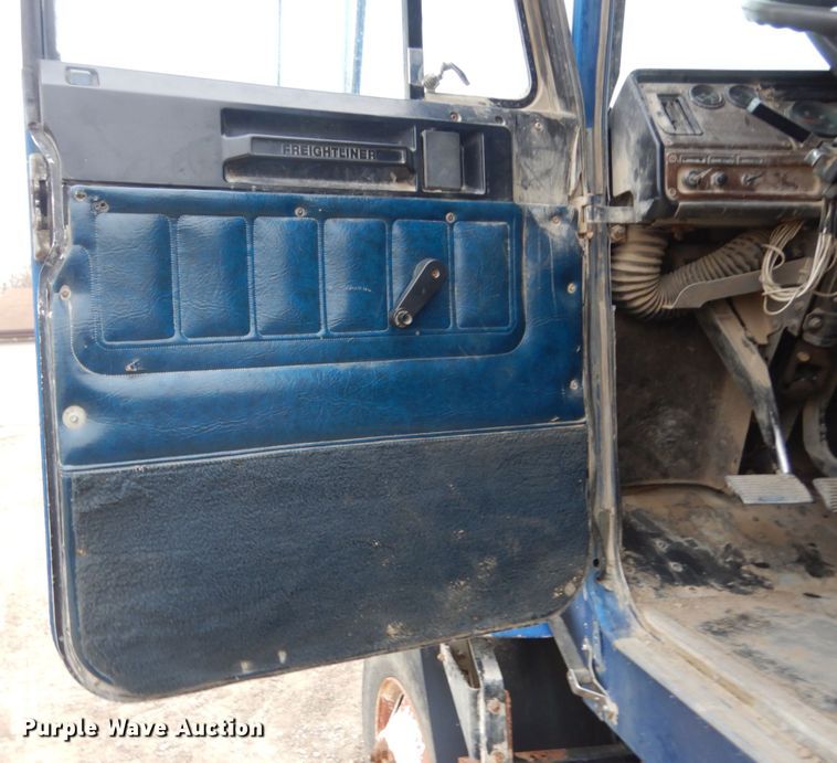 image for item JI9351 1989 Freightliner FLD 120  semi truck