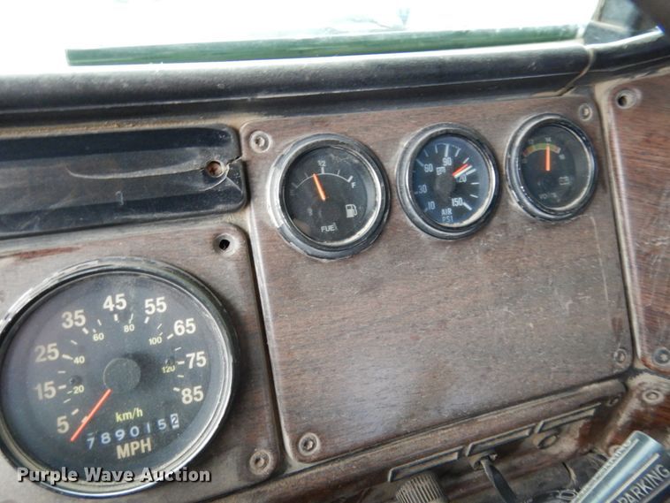 image for item JI9351 1989 Freightliner FLD 120  semi truck