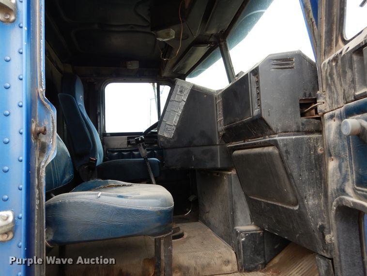 image for item JI9351 1989 Freightliner FLD 120  semi truck